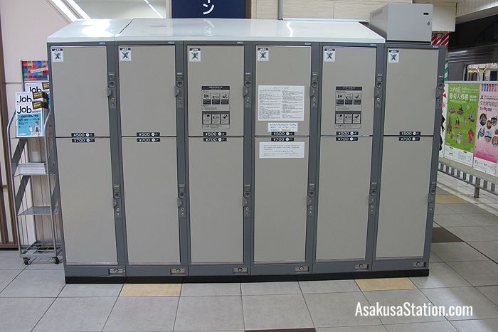 A bank of 500 yen and 700 yen key lockers