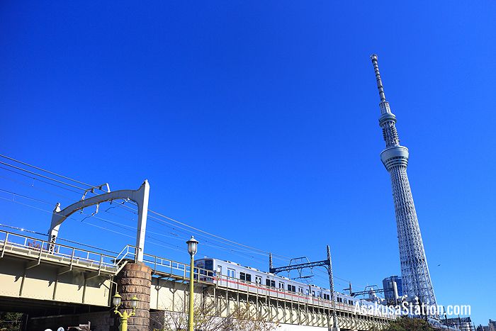 A local train crossing the Sumida river between Tokyo Skytree and Tobu Asakusa stations