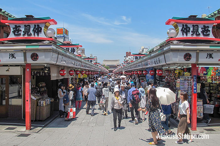 The entrance to Nakamise shopping street
