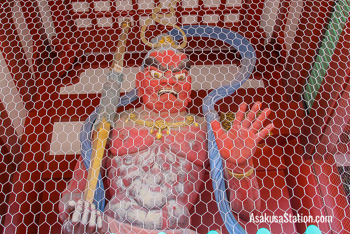 One of the Nio statues