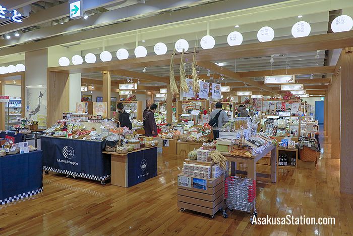Shopping for souvenirs in Marugoto Nippon in Asakusa