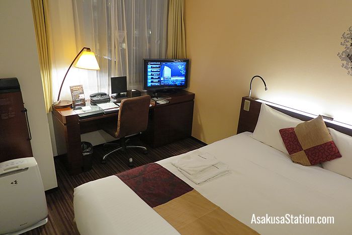 A room with a semi-double bed