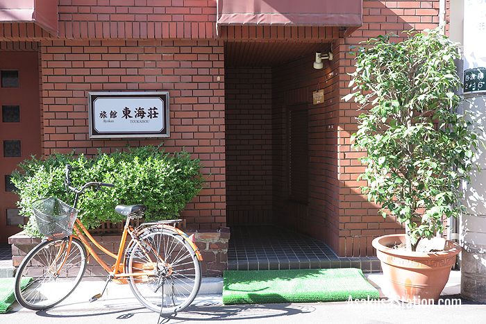 The entrance to Asakusa Ryokan Tokaisou