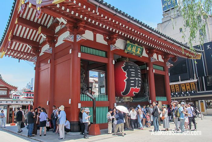 Kaminarimon is a popular spot for commemorative photos