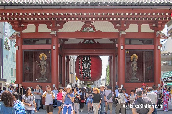 The reverse side of the gate with statues of Tenryu on the left, and Kinryu on the right
