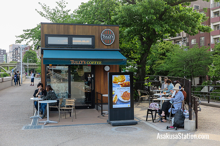A café inside the southern entrance is a good spot to get a drink