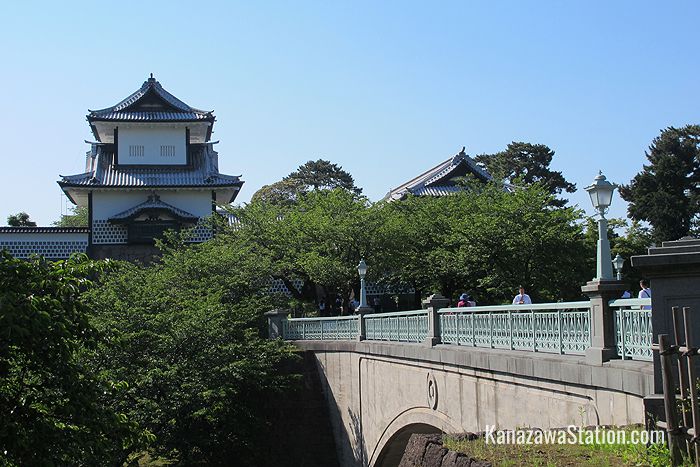 Approaching the castle’s Ishikawa-mon Gate from Kenrokuen Garden