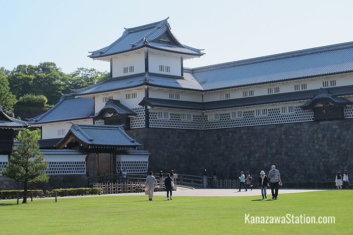 Approaching the reconstructed turret of Hashizume-mon Tsuzuki Yagura
