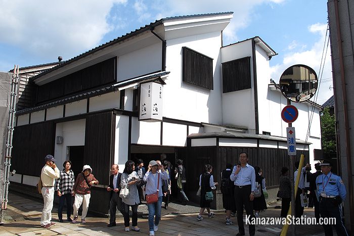 Hakuichi gold leaf souvenir shop
