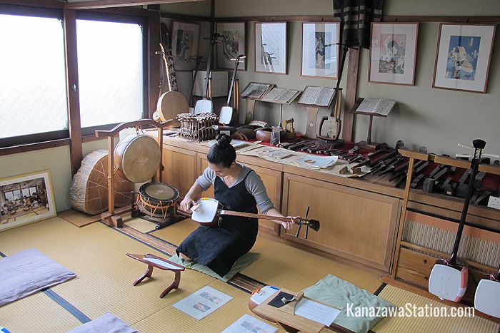 Enjoying the shamisen experience