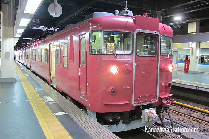 A local train bound for Nanao at Kanazawa Station