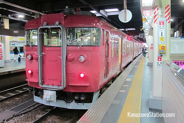 This through train service for Nanao Station is run by JR West