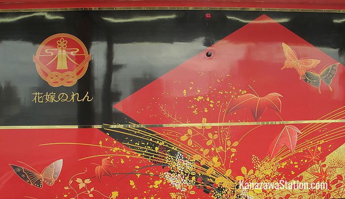 The exterior of the Hanayome is colored red and black to resemble lacquerware, and decorated with typical silk kimono patterns of flowers, maple leaves, and butterflies