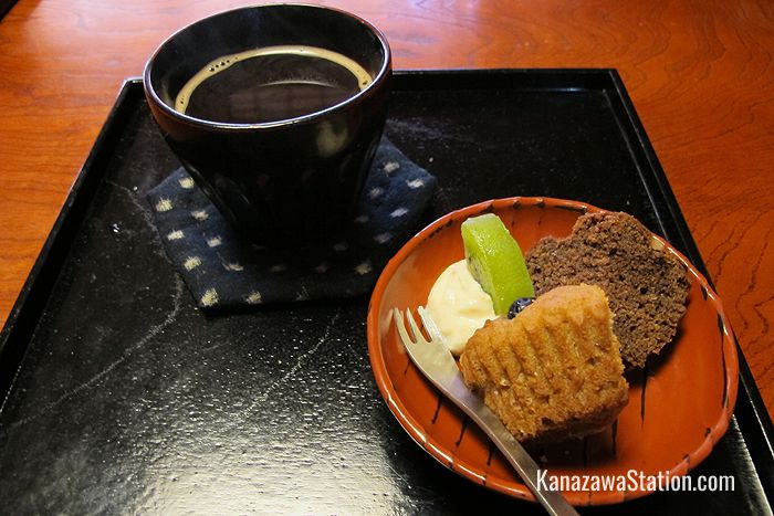 Coffee and sweet muffins made without milk or eggs