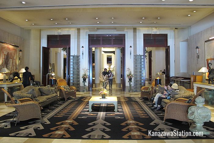 A waiting area by the 1st floor entrance