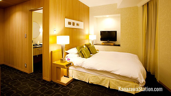 Queen Luxe Room