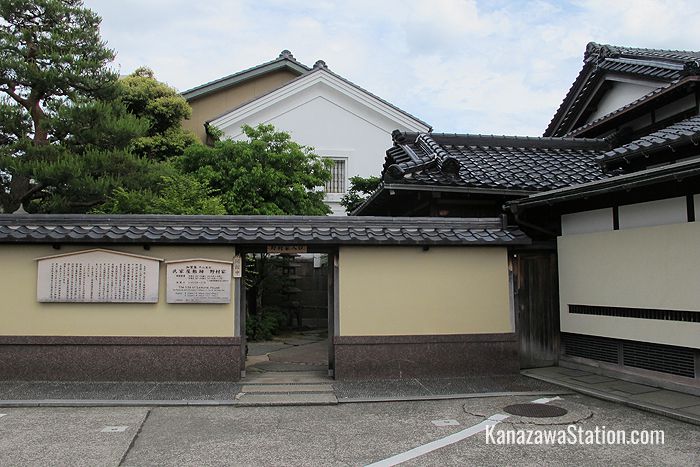 The side gate of the residence and the outer earthen wall