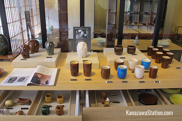 Original works by the 10th Ohi Chozaemon are on sale in the gallery