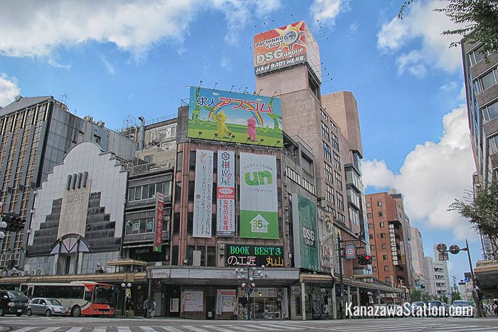 Katamachi Scramble Crossing is the biggest pedestrian scramble in the Hokuriku region