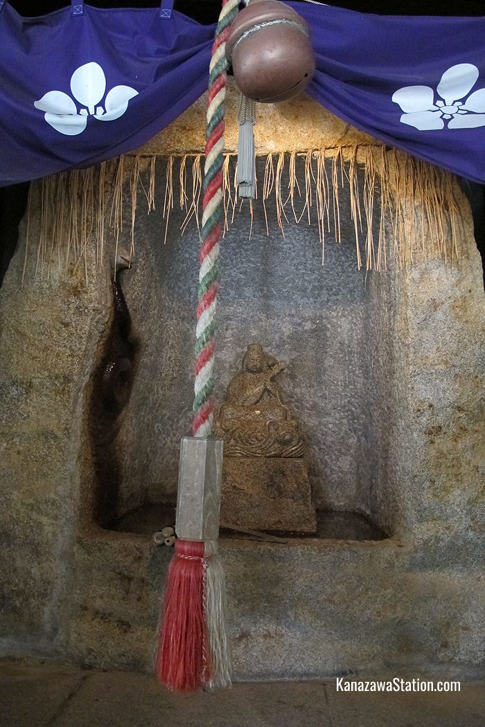 In the entrance to Tentokuin is a statue of Benzaiten, a Buddhist goddess of water, language, and music. Wash your money in the water at her feet and it is said to bring good fortune!