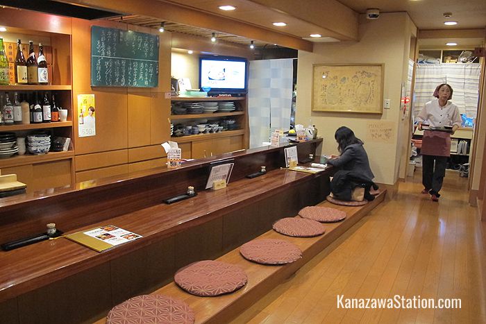 Counter seats and private rooms are available