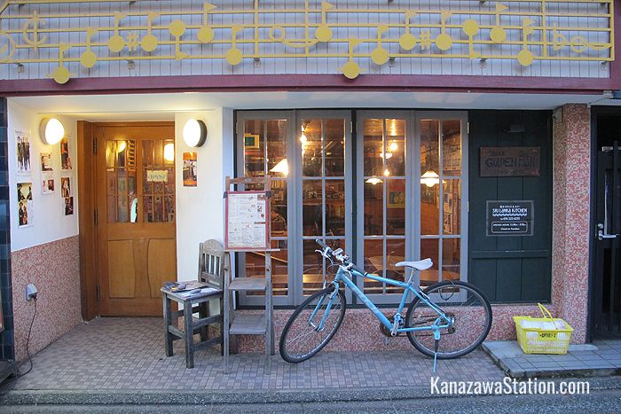 The bar and café Mokkiriya