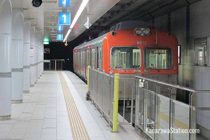 A train at Hokutetsu Kanazawa Station