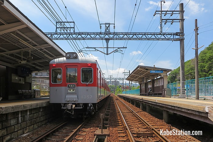 A Shintetsu Arima Line train bound for Shinkaichi at Karatodai Station