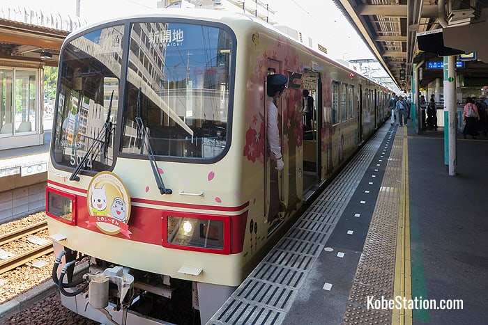 A train bound for Shinkaichi at Hanayama Station