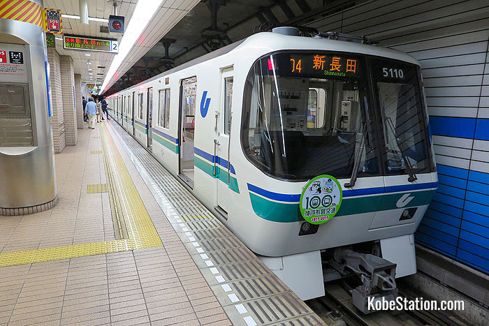A train bound for Shinnagata Station at Sannomiya-Hanadokeimae Station