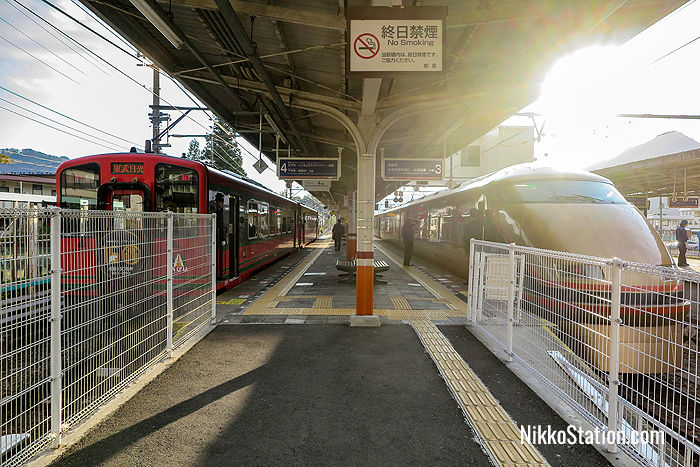 An Aizu Mount Express connecting with a Tobu Railway limited express service at Kinugawa-Onsen Station