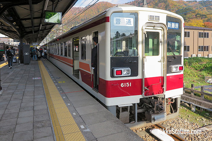 A local train bound for Shin-Fujiwara Station at Kinugawa-Onsen Station