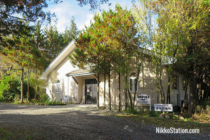 Some rooms are located in the annex building which is on the same grounds as the main building of Ikoi