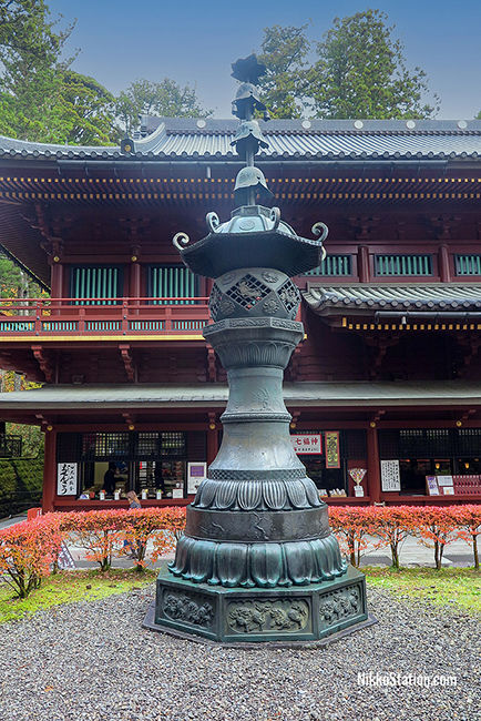 A bronze lantern by the Sorinto