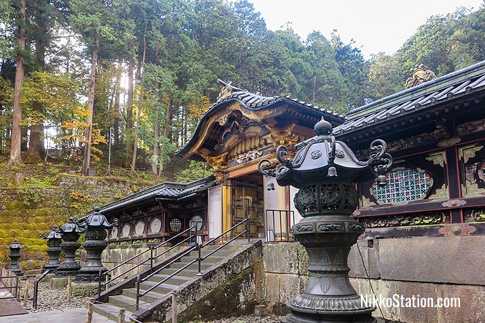 A side view of the Karamon Gate at Taiyuin Temple