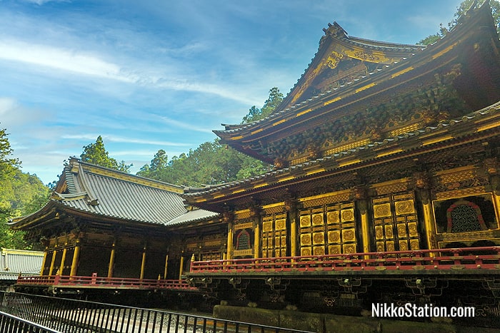 A side view of the Honden with the Haiden on the far left
