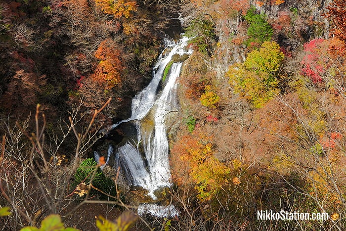 The lower Kirifuri Falls in detail