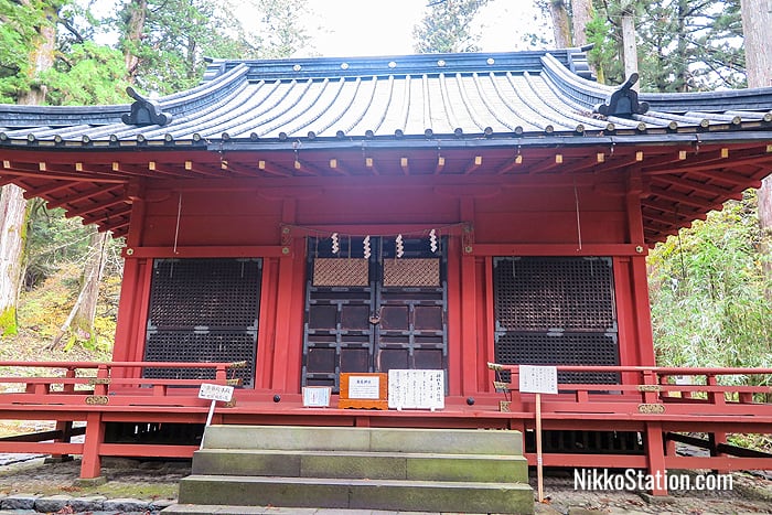 The back of the Honden with its unusual rear entrance