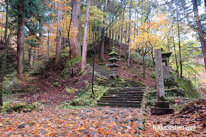 The entrance to Takinoo Jinja
