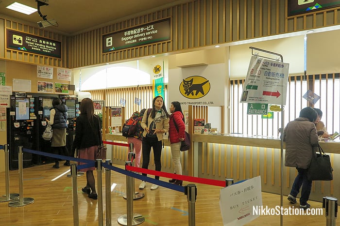 The bus ticket vending machine and the Yamato Transport baggage delivery and storage counter