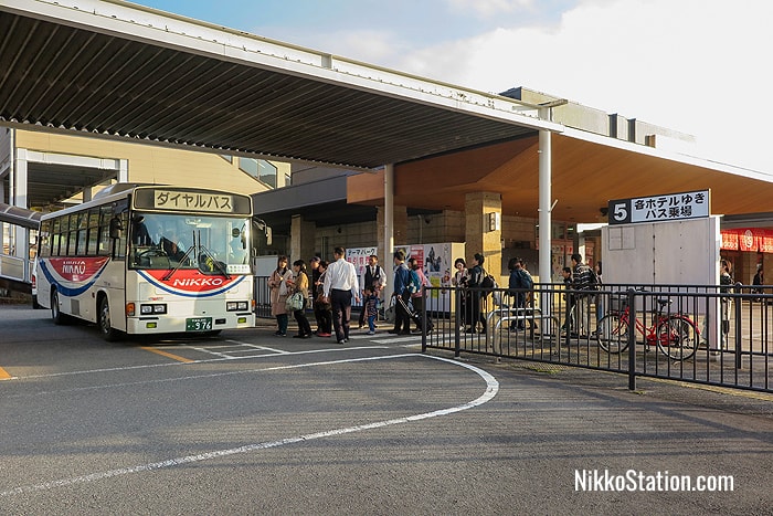 Passengers boarding the bus for Kinugawa Onsen’s hotels at Bus Stop 5