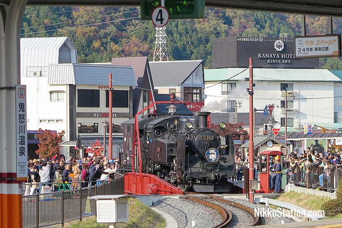 A rotating steam engine on the turntable