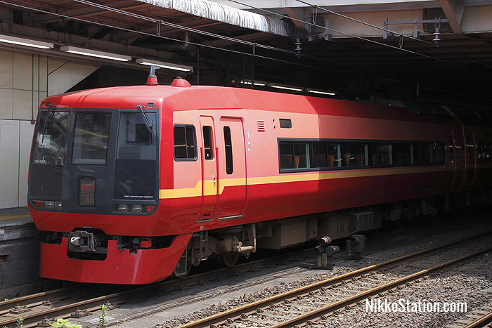 Limited Express Kinugawa arriving at Omiya Station