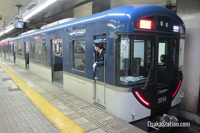 A through train from Nakanoshima Station bound for Demachiyanagi Station in Kyoto