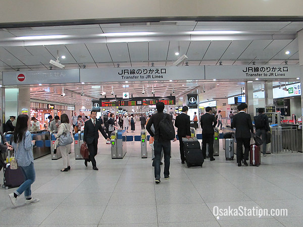 Transfer gates from shinkansen lines to JR regular lines