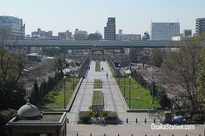 The western entrance connects the Tennoji Park to the Shinsekai district