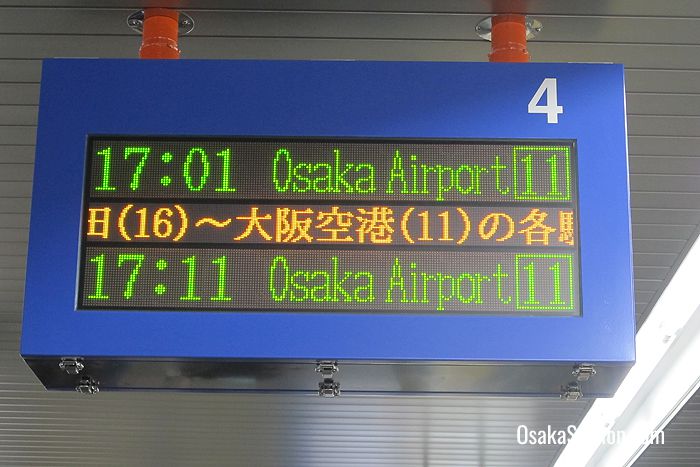 Departure information alternates between Japanese and English