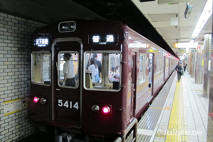 A Hankyu through train bound for Tengachaya