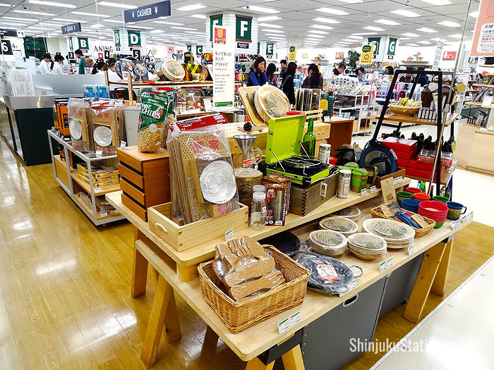 Picnic sets are one example of the many outdoor goods at Tokyu Hands