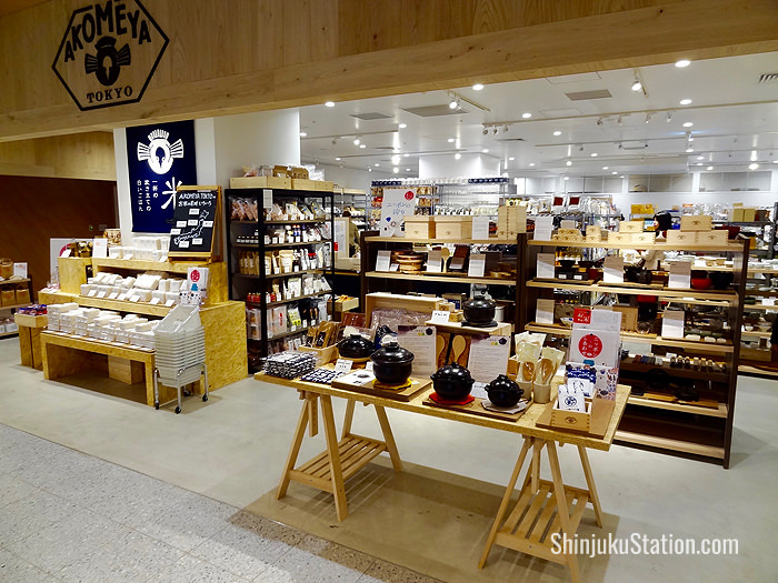 Akomeya Tokyo specializes in rice and related products such as masu cypress measuring cups, also used to drink sake